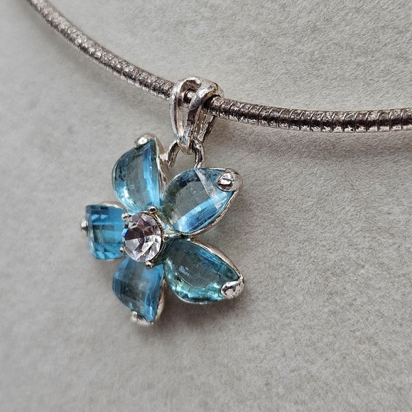 VINTAGE Avon Silver Tone Blue Rhinestone Flower Pendant Choker Necklace Signed - Picture 3 of 7